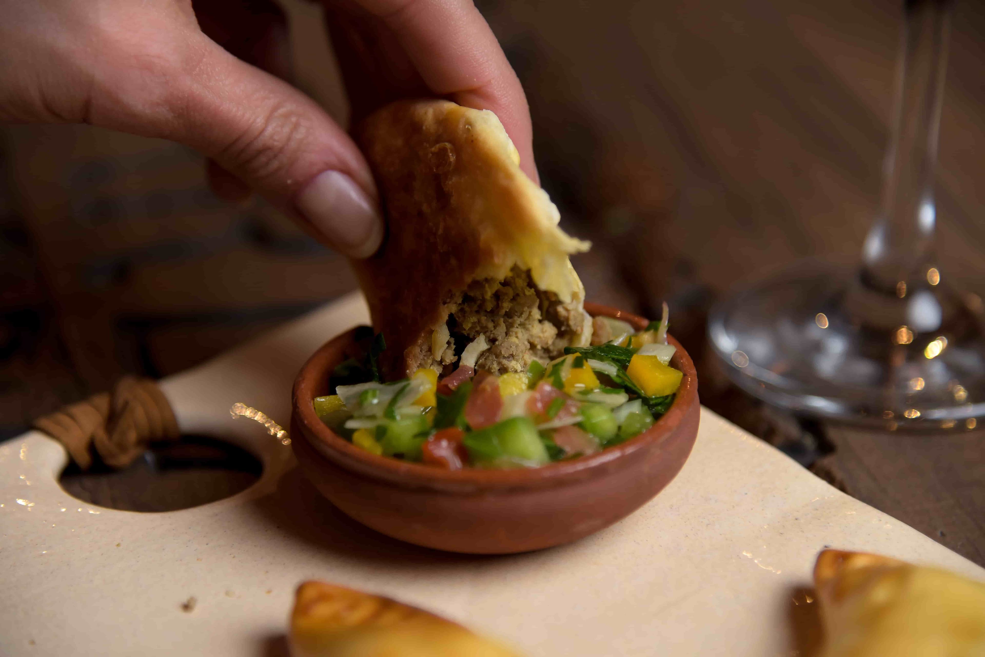 Empanada con chimicurri, comida típica uruguaya