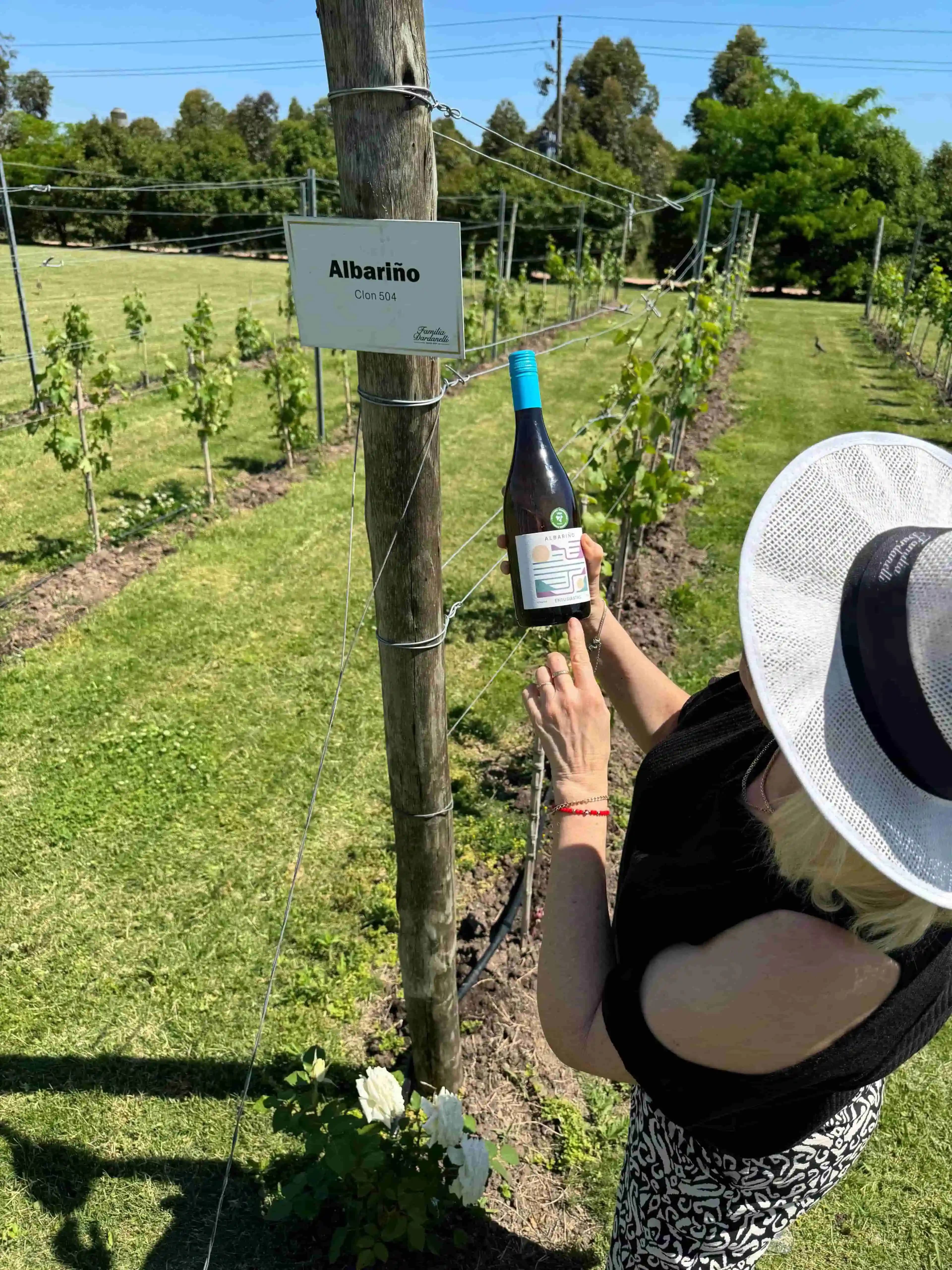 Mujer leyendo una botella de vino