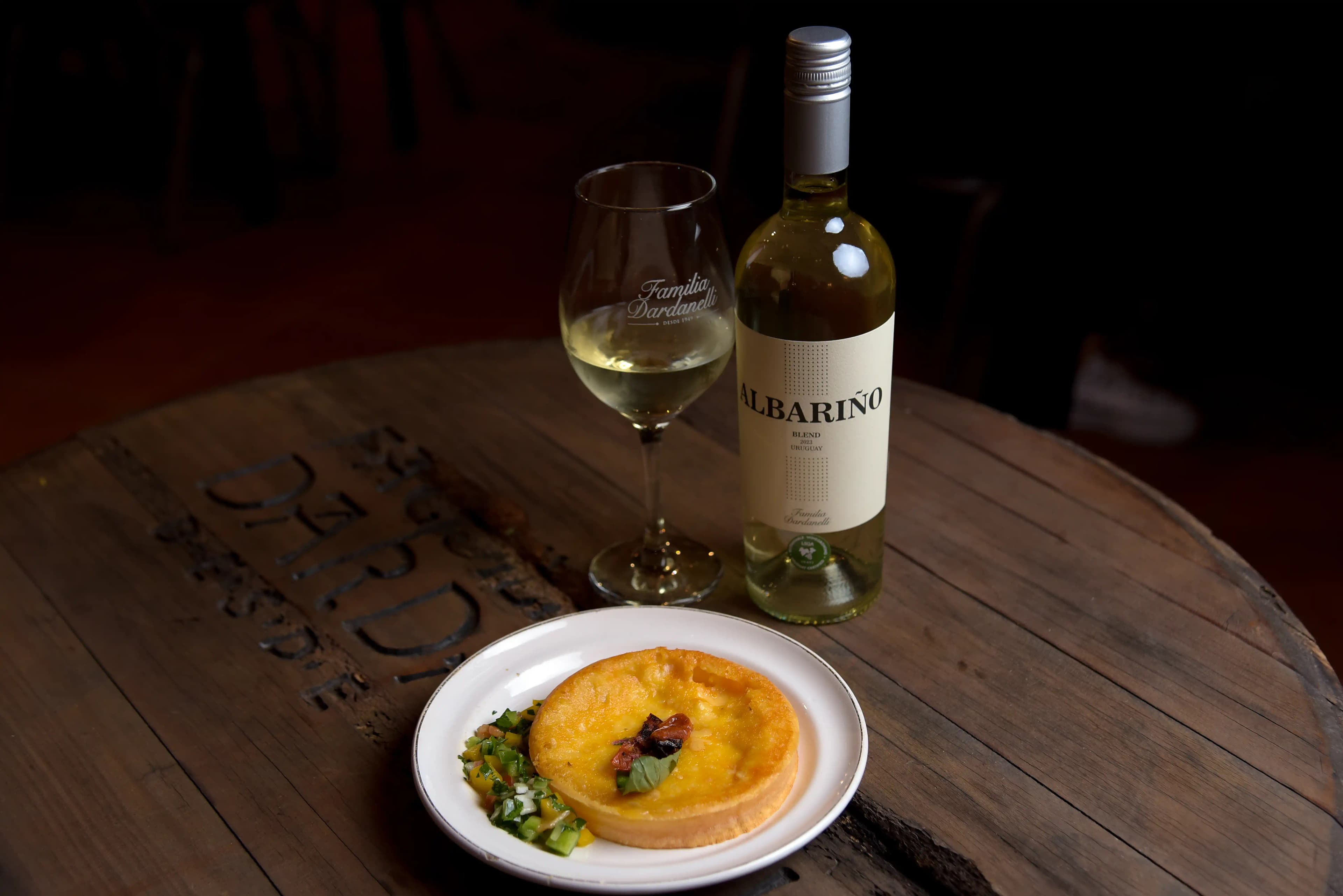 Plano de un plato acompañado con un vino Albariño