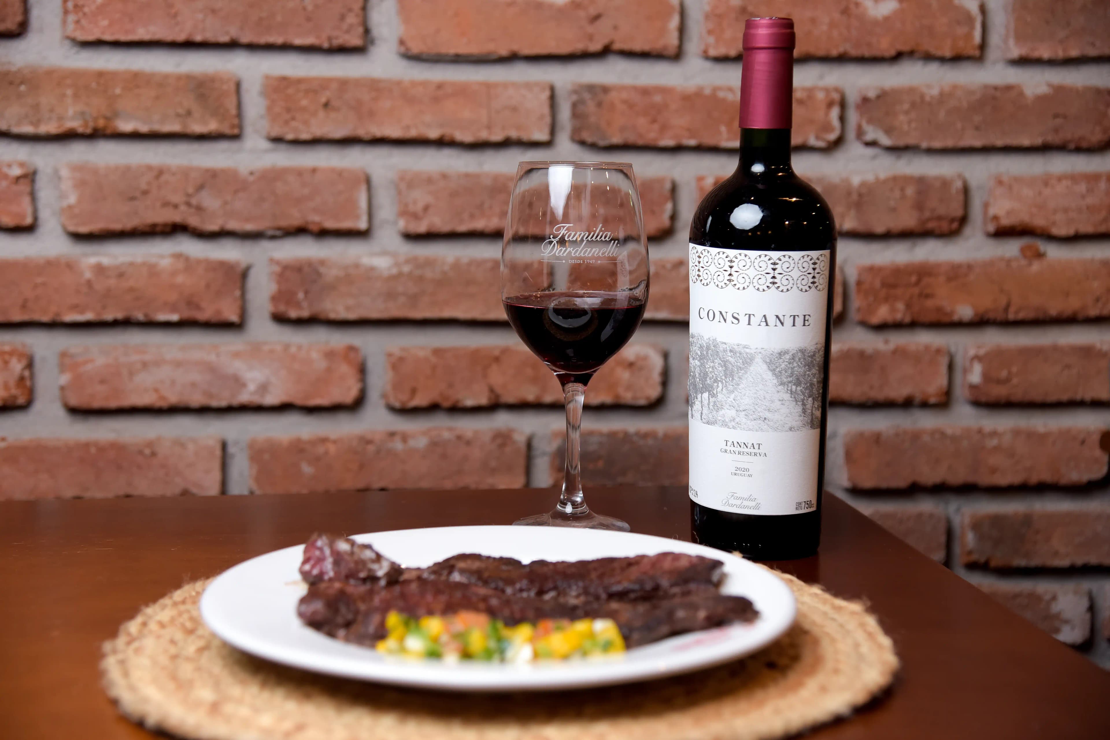 Carne acompañada con un vino constante