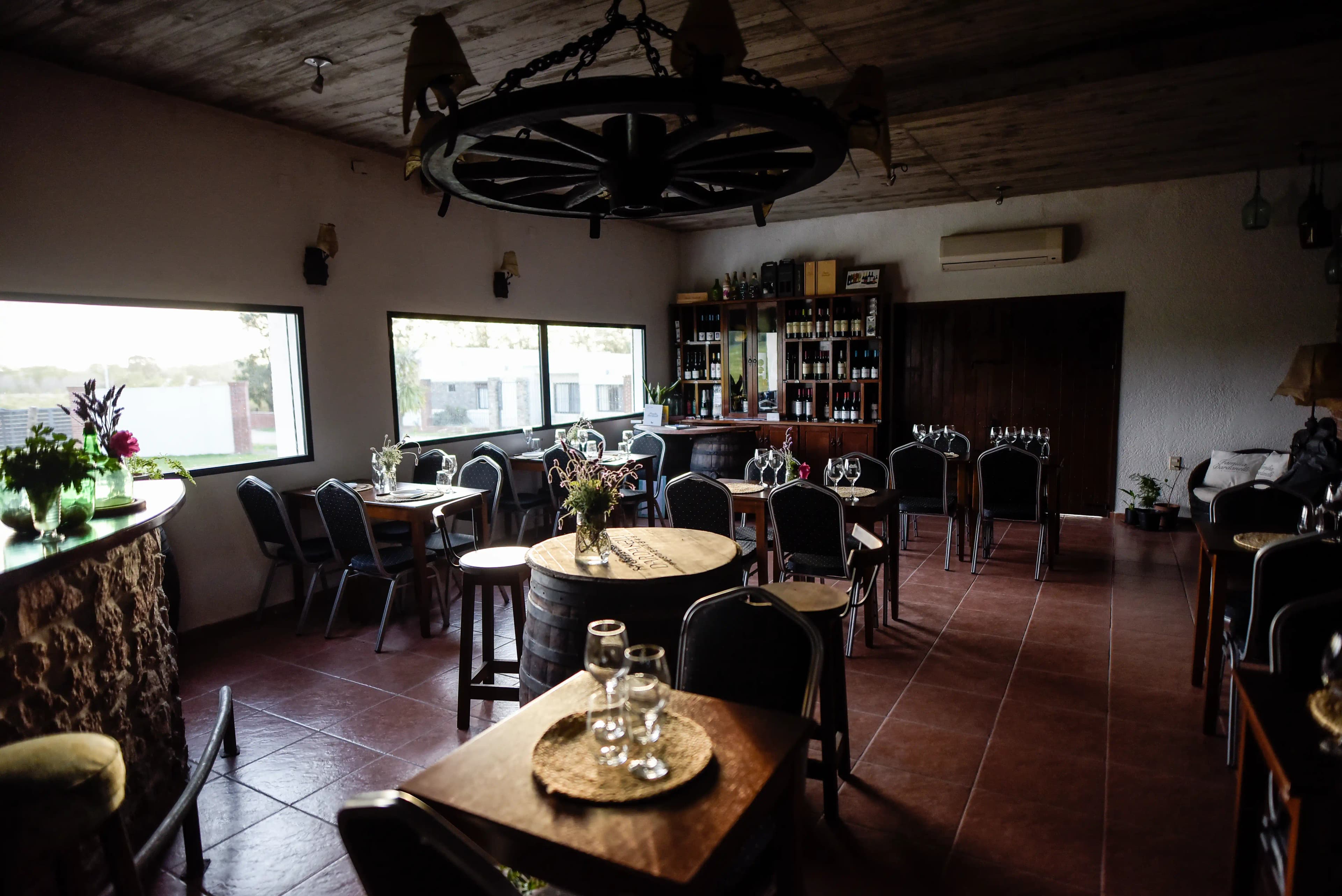 Sillas y mesas en el restaurante mirando hacia las ventanas